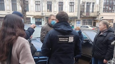 В Одесі посадовицю міграційної служби затримали на хабарі – ДБР