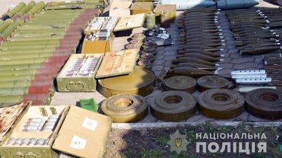 На території колишнього табору на Донеччині знайшли схованку зі зброєю та боєприпасами На території колишнього табору на Донеччині знайшли схованку зі зброєю та боєприпасами