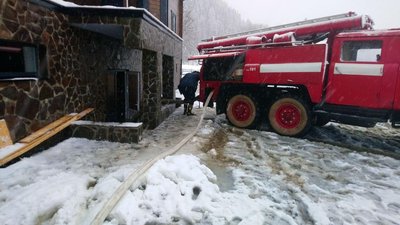 Рятувальники відкачують воду в "Амфітеатрі" Рятувальники відкачують воду в "Амфітеатрі"
