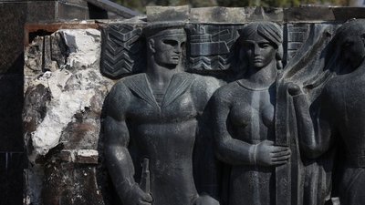 У Львові почали демонтовувати барельєфи із Монументу Слави У Львові почали демонтовувати барельєфи із Монументу Слави