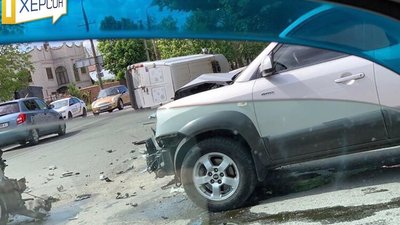 У Херсоні сталася ДТП за участі трьох автомобілів У Херсоні сталася ДТП за участі трьох автомобілів