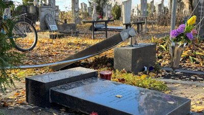 На Черкащині у пошкодженні 150 надгробків підозрюють 23-річного чоловіка