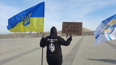 "Не мовчи. Полон вбиває". Рідні військовополонених організували автопробіг містами Дніпропетровщини "Не мовчи. Полон вбиває". Рідні військовополонених організували автопробіг містами Дніпропетровщини