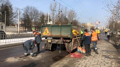 У Львові розпочали ямковий ремонт доріг У Львові розпочали ямковий ремонт доріг