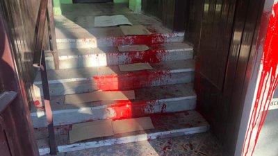 Офіс ОПЗЖ у Харкові облили фарбою