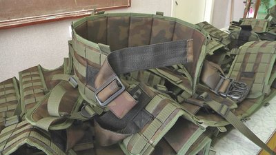 Переселенець із Харкова влаштував на Волині цех з пошиття "розгрузок" для бійців Переселенець із Харкова влаштував на Волині цех з пошиття "розгрузок" для бійців