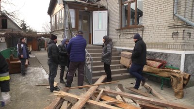 Родина залишилася без хати: уламки збитого на Хмельниччині "шахеда" впали на дах будинку Родина залишилася без хати: уламки збитого на Хмельниччині "шахеда" впали на дах будинку