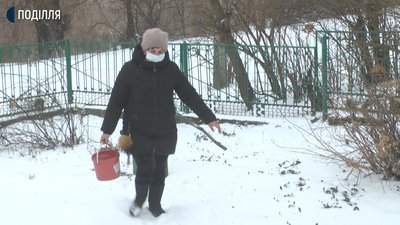 Соцпрацівниця Валентина Пастернак до своїх підопічних пішки добирається з одного села в інше, бо машини у відділі надання соцпослуг Гвардійської громади не має. Фото: Суспільне. Поділля. Соцпрацівниця Валентина Пастернак до своїх підопічних пішки добирається з одного села в інше, бо машини у відділі надання соцпослуг Гвардійської громади не має. Фото: Суспільне. Поділля.
