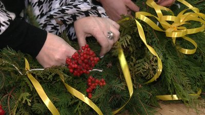 Різдвяні вінки прикрашають калиною та жовтими стрічками Різдвяні вінки прикрашають калиною та жовтими стрічками