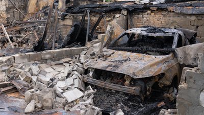 Знищений мотоцикл, пошкоджені будинок, гараж та авто: війська РФ атакували село