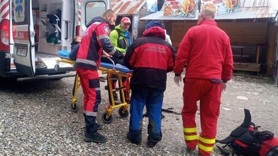 У Карпатах травмувалася туристка із Вінниччини, її знесли з гори