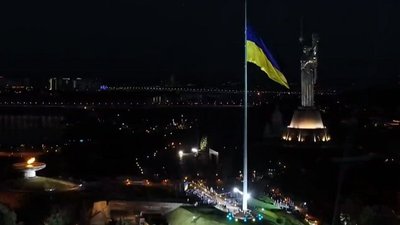 У Києві через штормовий вітер приспустили найбільший прапор України