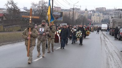 У Тернополі попрощалися з бійцем Романом Остапівим У Тернополі попрощалися з бійцем Романом Остапівим