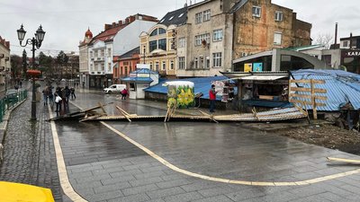 Від сильного вітру в Ужгороді впало дерево та зірвало дах шкільної бібліотеки Від сильного вітру в Ужгороді впало дерево та зірвало дах шкільної бібліотеки