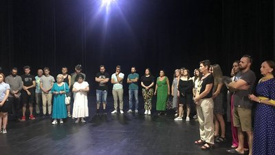 Артисти на сцені театру вшановують актора Михайла Безпалька Артисти на сцені театру вшановують актора Михайла Безпалька