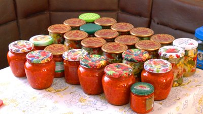 "Військові всі наші, всі рідні": волонтерки з Вінниччини виготовляють консервацію