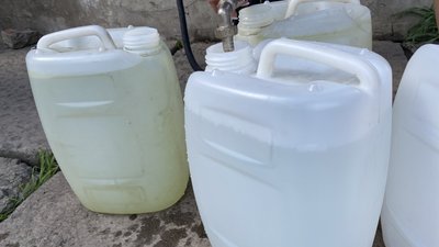 "Хоча б на їжу, попити та помитись". Десять тонн питної води привезли волонтери у Бересток на Донеччині "Хоча б на їжу, попити та помитись". Десять тонн питної води привезли волонтери у Бересток на Донеччині