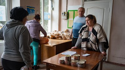 "Садимо овочі серед уламків": як живе вільна Новомиколаївка на Херсонщині
