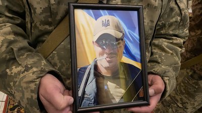 Із воїном Миколою Осадчиком попрощалися у Полтаві: фото та відео Із воїном Миколою Осадчиком попрощалися у Полтаві: фото та відео