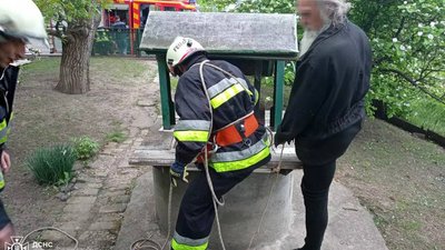 У Кам'янському районі врятували жінку, яка впала у колодязь глибиною 20 метрів У Кам'янському районі врятували жінку, яка впала у колодязь глибиною 20 метрів