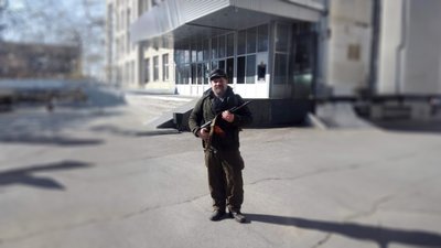 Євген Луняк отримав зброю 24 лютого 2022 року на фоні Ніжинського державного університету імені Миколи Гоголя Євген Луняк отримав зброю 24 лютого 2022 року на фоні Ніжинського державного університету імені Миколи Гоголя