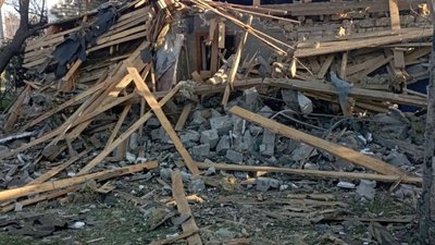 Зруйнований будинок у Бугаївці Зруйнований будинок у Бугаївці