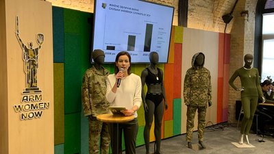 В Україні вперше представили експозицію жіночої військової форми. Фоторепортаж