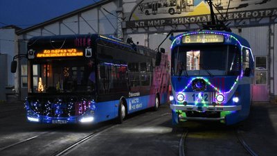 Святково оформлені трамвай та тролейбус
