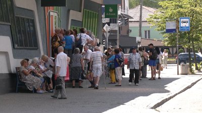 Біля відділень А-Банку рівняни утворили черги. На що розраховують Біля відділень А-Банку рівняни утворили черги. На що розраховують