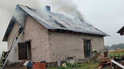 Горів житловий будинок та п'ять соток сухої трави: на Волині ліквідували дві пожежі Горів житловий будинок та п'ять соток сухої трави: на Волині ліквідували дві пожежі