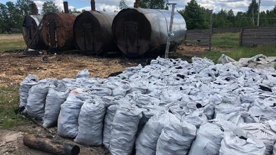 На Рівненщині деревне вугілля випалювали без дозволів. Бочки вилучили На Рівненщині деревне вугілля випалювали без дозволів. Бочки вилучили