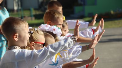 "Найкращі шкільні роки — коли було мирно": як відзначили День знань в Охтирці на Сумщині