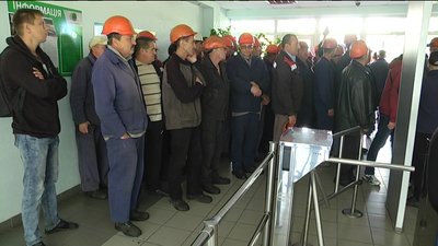 У Сумах страйкують 300 працівників трубного заводу через борги із зарплати У Сумах страйкують 300 працівників трубного заводу через борги із зарплати