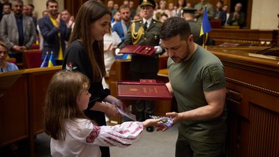 Президент вручає нагороду дружині Лук'яновича
