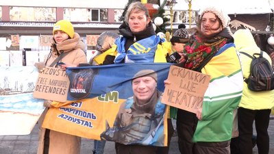 "Друге Різдво без свята — у полоні тато". У Франківську представили виставку малюнків дітей оборонців Маріуполя "Друге Різдво без свята — у полоні тато". У Франківську представили виставку малюнків дітей оборонців Маріуполя