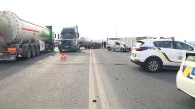 ДТП під Вінницею: вантаж із причепа фури злетів на легковий автомобіль