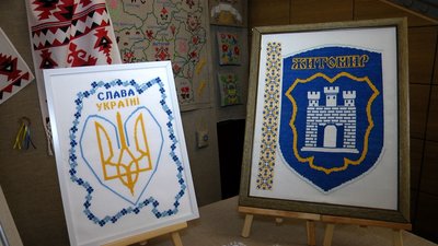 Вихованці гуртка "Українська народна вишивка" вишили карту Житомирської області Вихованці гуртка "Українська народна вишивка" вишили карту Житомирської області