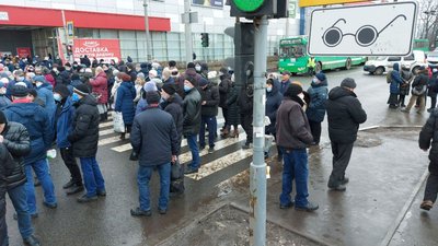 Працівники заводу у Харкові перекрили проспект — вимагають зарплатню