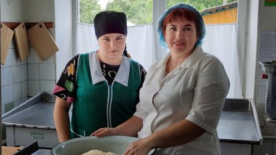 Кухарі на кухні готують для ВПО вечерю