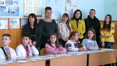 На Франківщині учні Черніївського ліцею зібрали понад 40 тис. грн для ЗСУ. Як діти допомагали волонтерам На Франківщині учні Черніївського ліцею зібрали понад 40 тис. грн для ЗСУ. Як діти допомагали волонтерам