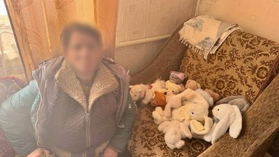 Жінка поруч з іграшками