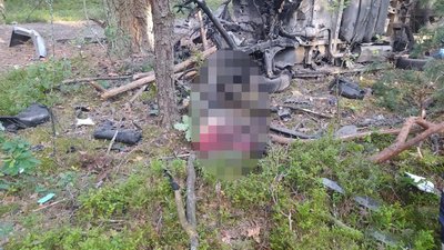 Поїхали по чорниці: на Житомирщині автівка наїхала на міну і підірвалася Поїхали по чорниці: на Житомирщині автівка наїхала на міну і підірвалася