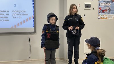 Діти під час лекції приміряли амуніцію рятувальників, Миколаїв, 12 березня 2024 року Діти під час лекції приміряли амуніцію рятувальників, Миколаїв, 12 березня 2024 року