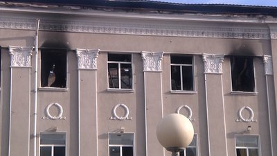 Після чергового обстрілу 8 вересня у палаці культури імені Мартинова зайнялась пожежа. Там розміщувався гуманітарний штаб Після чергового обстрілу 8 вересня у палаці культури імені Мартинова зайнялась пожежа. Там розміщувався гуманітарний штаб
