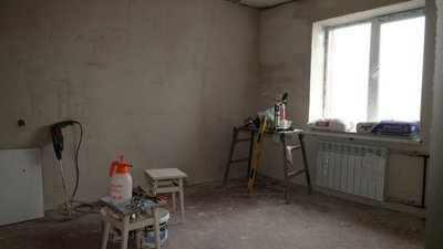 "Зовні зробили, а всередині розходяться стіни": як ремонтують гуртожиток в мікрорайоні Бобровиця у Чернігові "Зовні зробили, а всередині розходяться стіни": як ремонтують гуртожиток в мікрорайоні Бобровиця у Чернігові