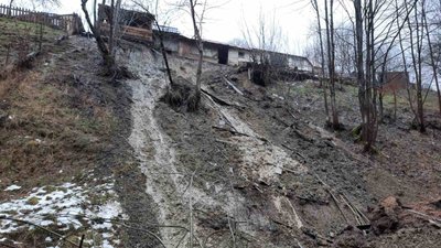 На Закарпатті ґрунт зі схилу з’їхав на дорогу