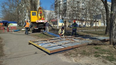 Білборди на "їжаки". У Миколаєві триває прибирання рекламних конструкцій для потреб ЗСУ Білборди на "їжаки". У Миколаєві триває прибирання рекламних конструкцій для потреб ЗСУ