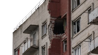 Заклеюють вікна та розбирають завали у зруйнованому гуртожитку в Чернігові Заклеюють вікна та розбирають завали у зруйнованому гуртожитку в Чернігові