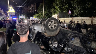 Натовп людей біля перевернутого автомобіля ТЦК у Львові