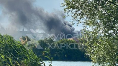Дим від пожежі в гаражі біля Журавлівського гідропарку